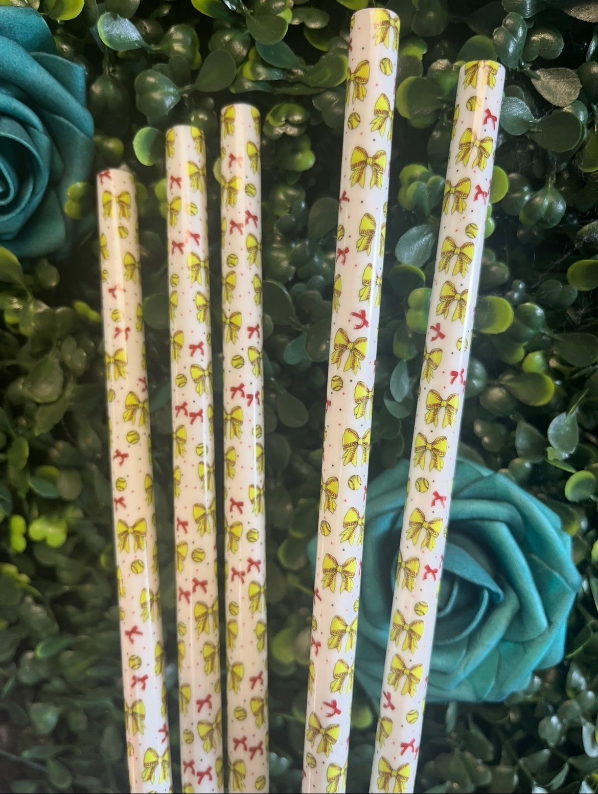 40oz Softball White Base 🥎 Bow Print Straw