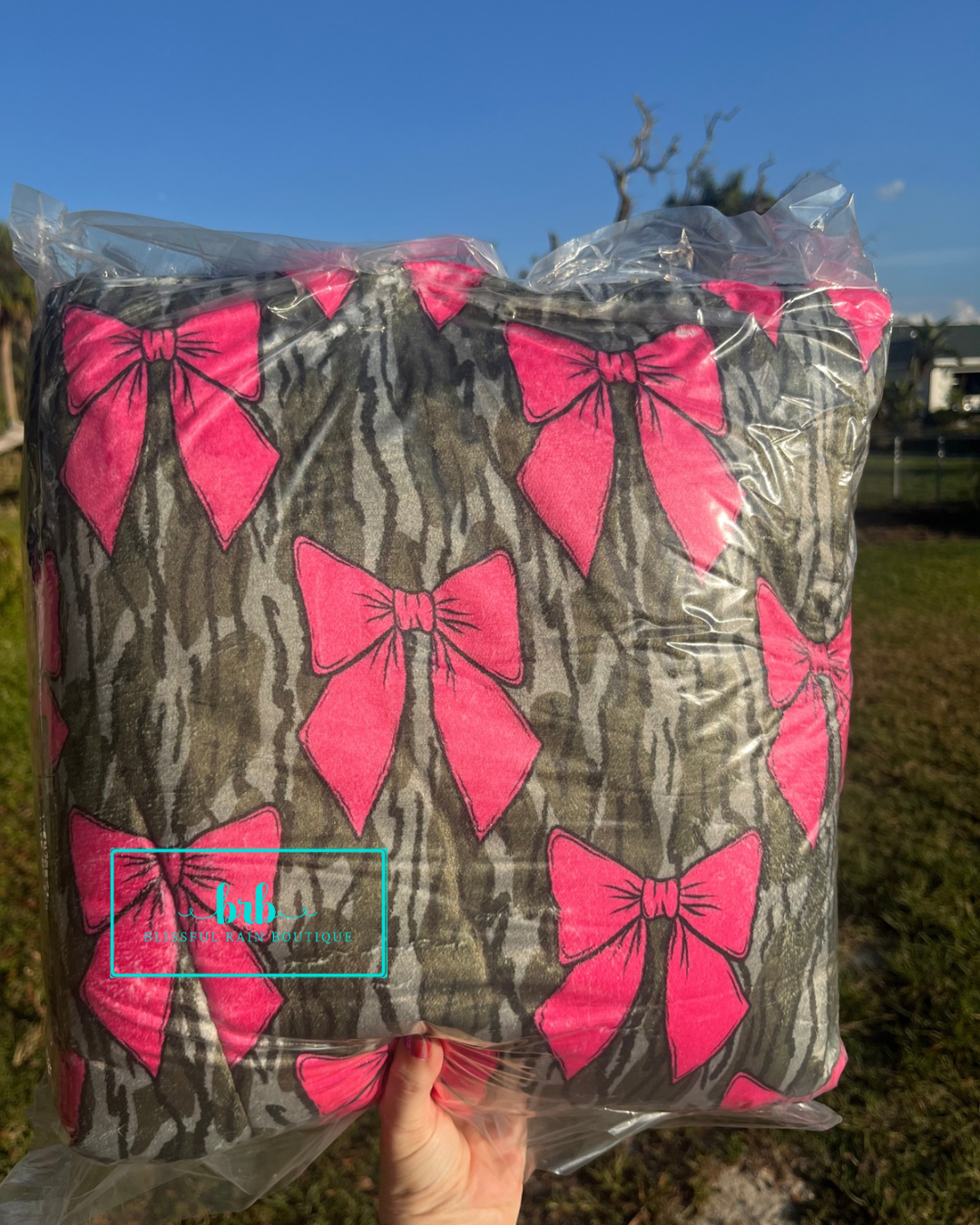 10 ft x 10 ft Mega Camo & Bow Blanket